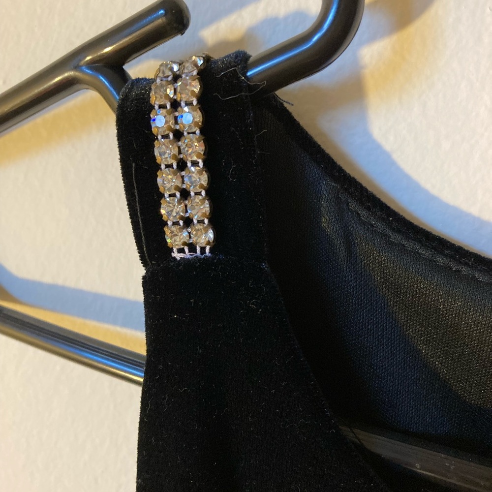 Elegant Black Velvet Dress - Picture 4 of 9